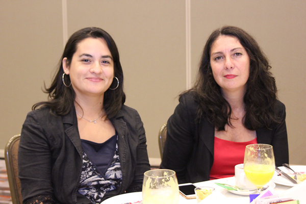 Carolina Gutiérrez, secretaria académica, y Ester Valenzuela. directora de carrera, ambas de la Facultad de Derecho de la Universidad Diego Portales.