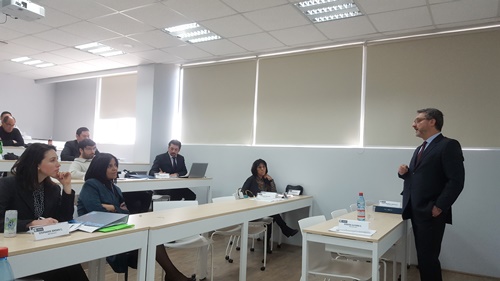 El jurista brasileño en pleno coloquio con investigadores de la Facultad de Derecho de la U. Finis Terrae.